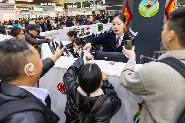 图集｜深夜候车室里的暖意：深圳北站594列夜间高铁点亮春节归途