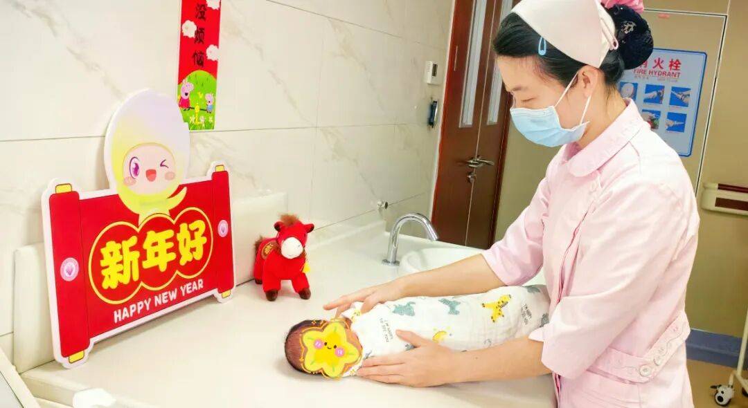 夜东莞医护人员站岗守安康！PG麻将胡了免费模拟器除夕