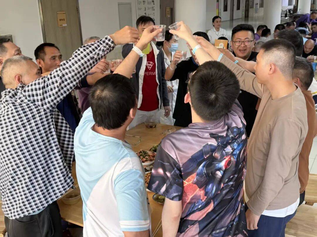 夜东莞医护人员站岗守安康！PG麻将胡了免费模拟器除夕(图3)