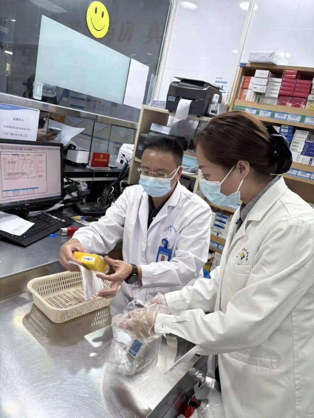 夜东莞医护人员站岗守安康！PG麻将胡了免费模拟器除夕(图5)