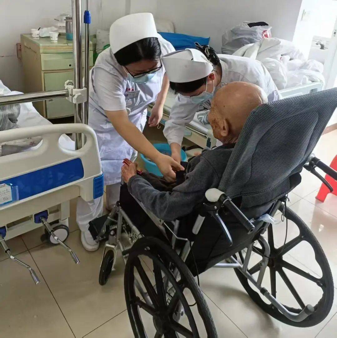 夜东莞医护人员站岗守安康！PG麻将胡了免费模拟器除夕(图14)