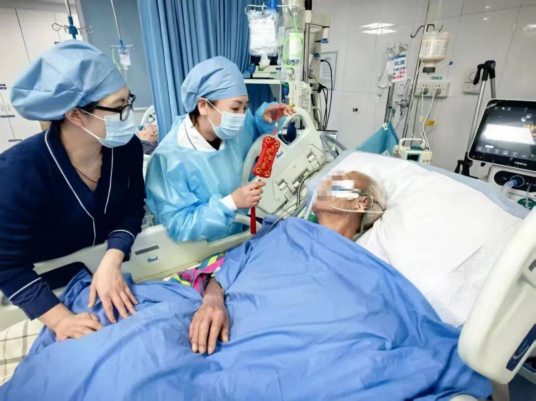 夜东莞医护人员站岗守安康！PG麻将胡了免费模拟器除夕(图15)