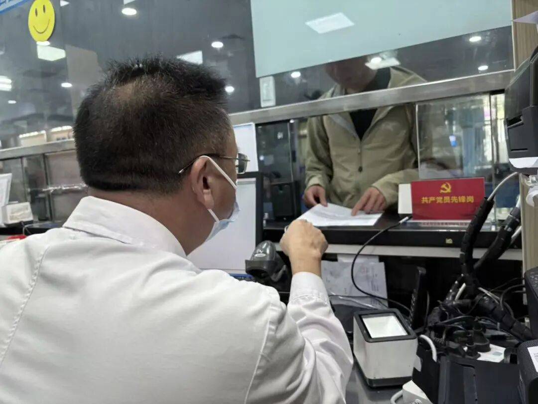 夜东莞医护人员站岗守安康！PG麻将胡了免费模拟器除夕(图21)