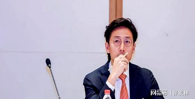 海面相富态大长腿吸睛施伯雄秃头被嘲老嫂子PG电子麻将胡了模拟器吴千语夫妻现身上(图2)